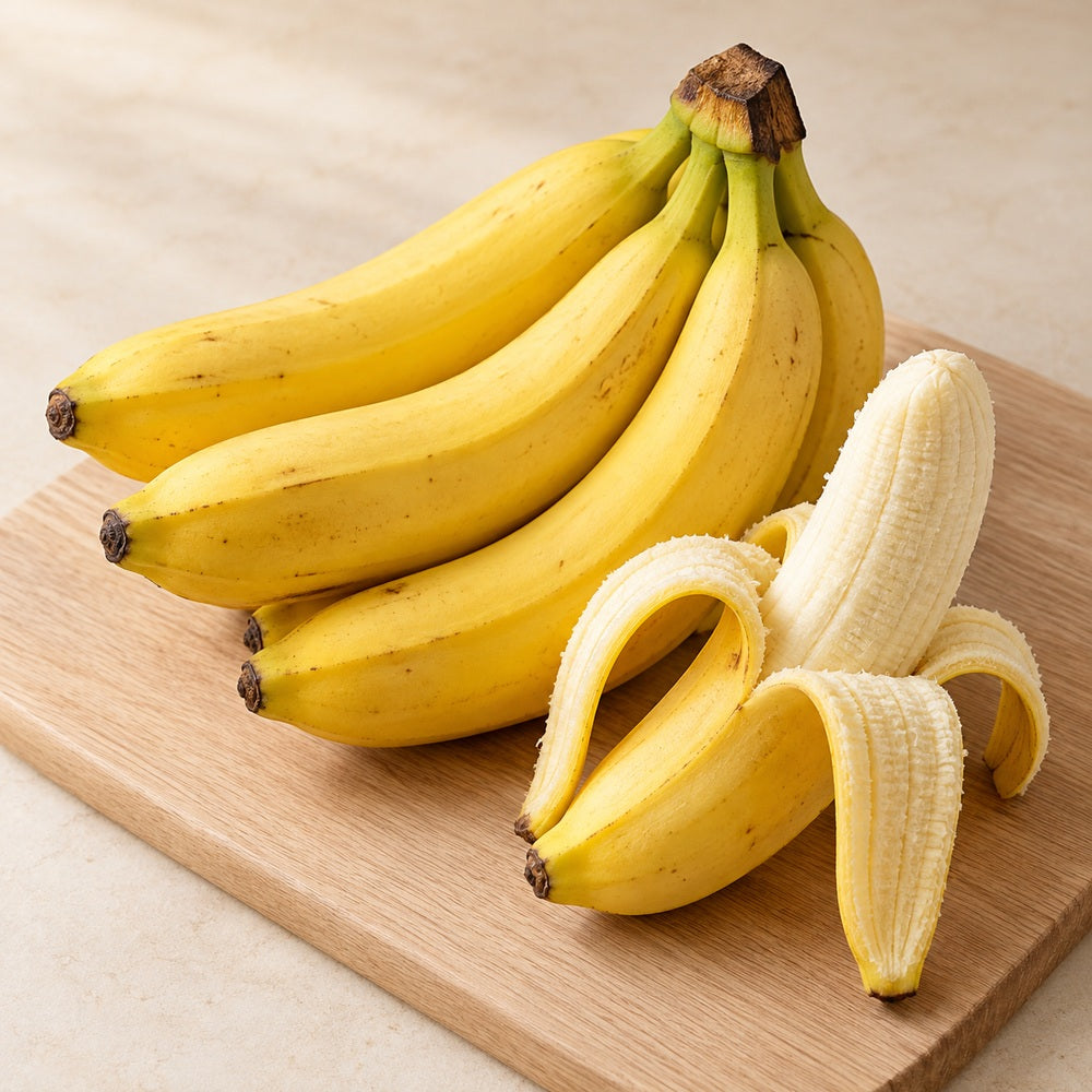Bananen auf einem hellen Holzbrett