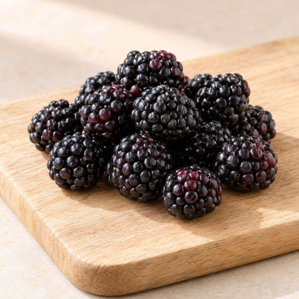 Brombeeren auf einem hellen Holzbrett