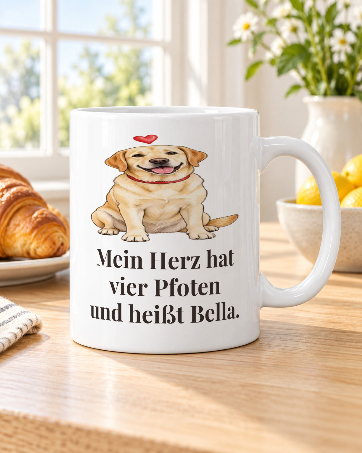 Hundetasse „Mein Herz hat vier Pfoten und heißt Bella“ am Frühstückstisch