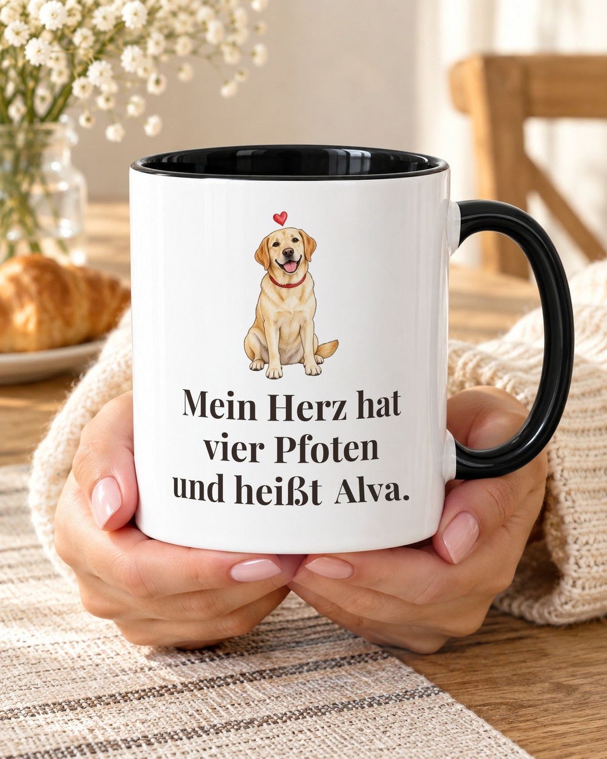 Hundetasse mit Namen: Mein Herz hat vier Pfoten, Akzenttasse innen schwarz, Beispielname Alva