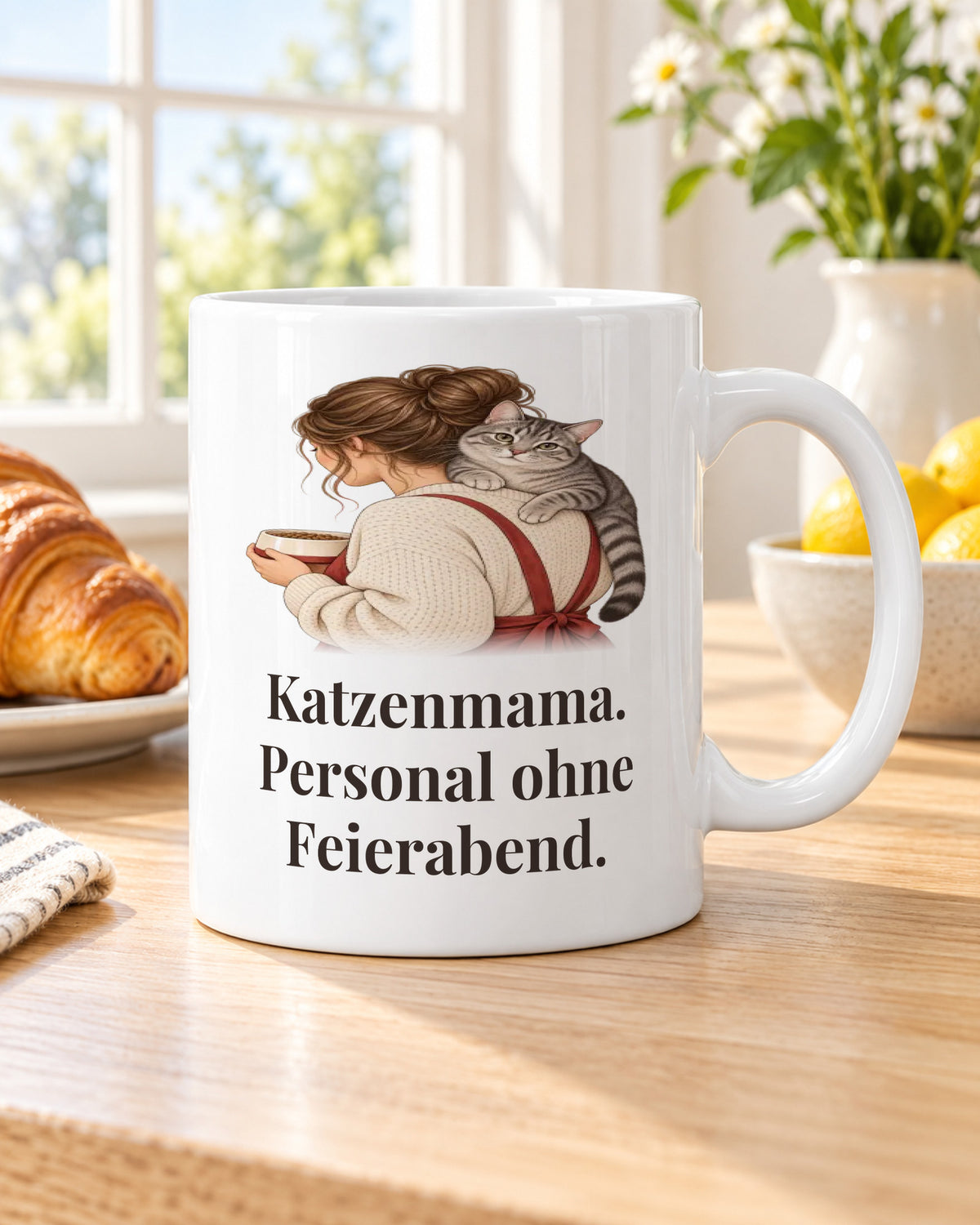 Katzentasse „Katzenmama. Personal ohne Feierabend.“ am Frühstückstisch