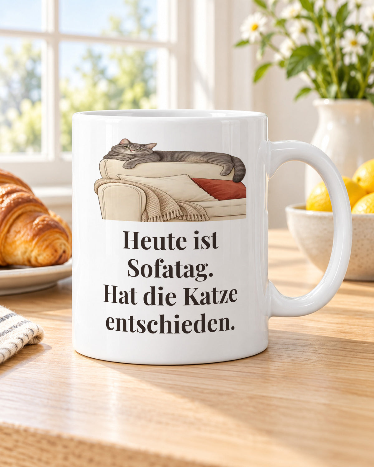 Katzentasse „Heute ist Sofatag. Hat die Katze entschieden.“ am Frühstückstisch