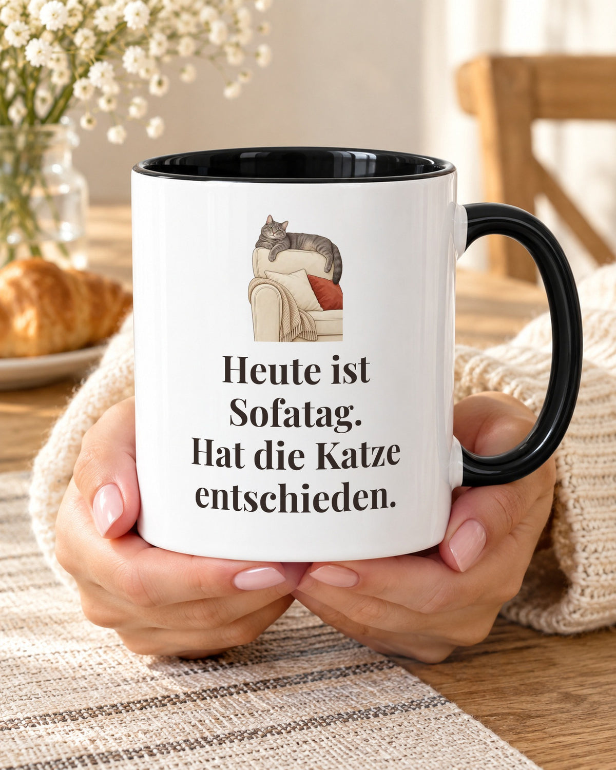 Katzentasse mit Spruch: Heute ist Sofatag. Hat die Katze entschieden, Akzenttasse innen schwarz