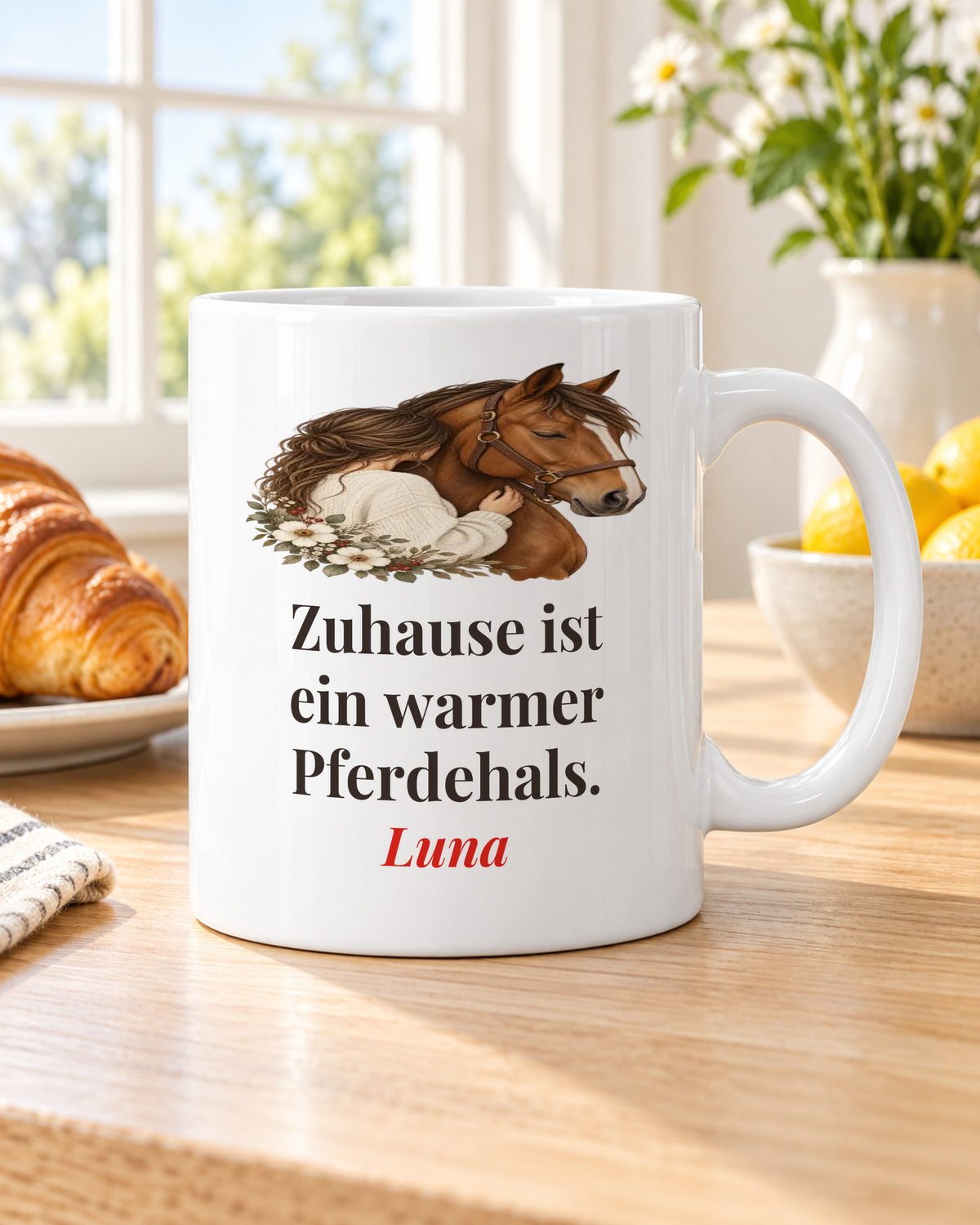 Pferdetasse „Zuhause ist ein warmer Pferdehals.“ mit Namen Luna am Frühstückstisch