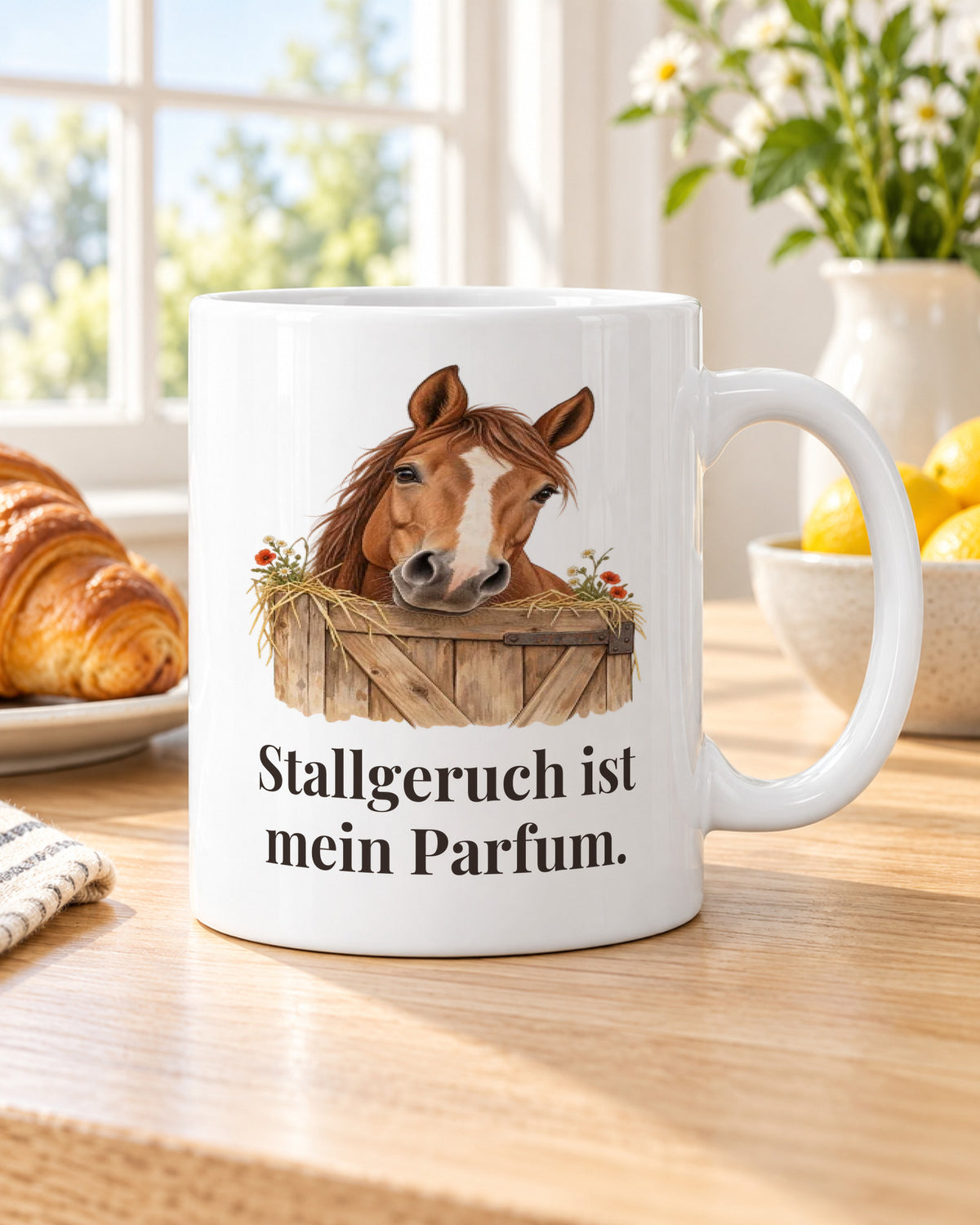 Pferdetasse „Stallgeruch ist mein Parfum.“ am Frühstückstisch