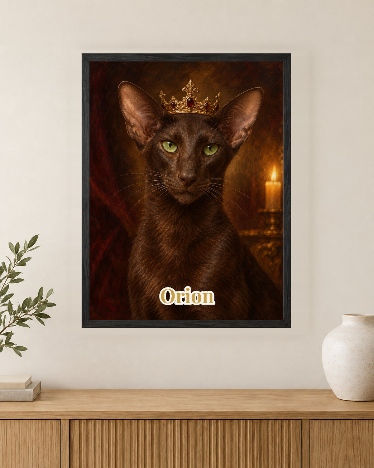 Personalisiertes Katzenportrait als Poster im Holzrahmen im Royal-Stil mit Namen Orion, Oriental Shorthair