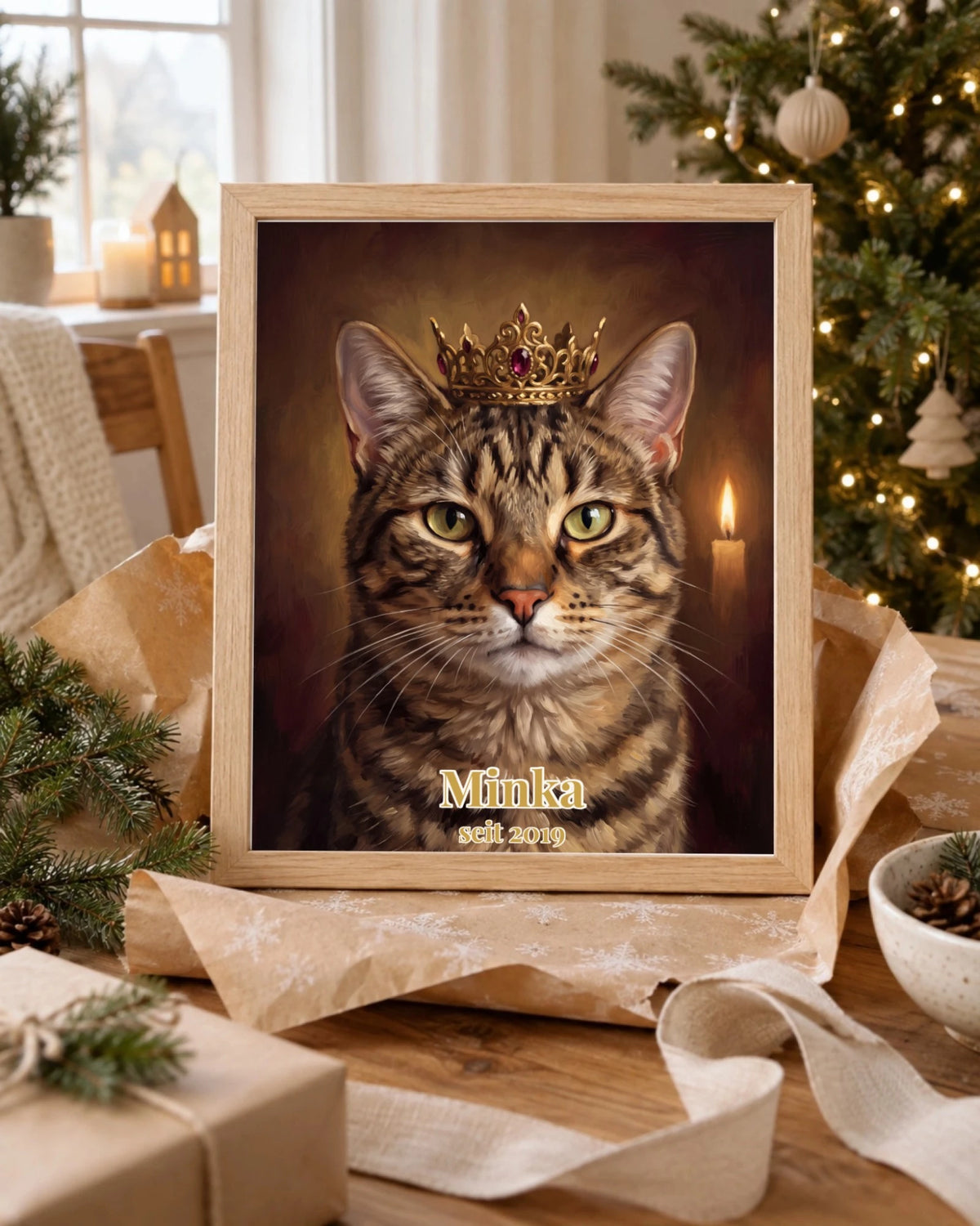 Katzenportrait als Poster im Holzrahmen im Royal-Stil im Weihnachtszimmer