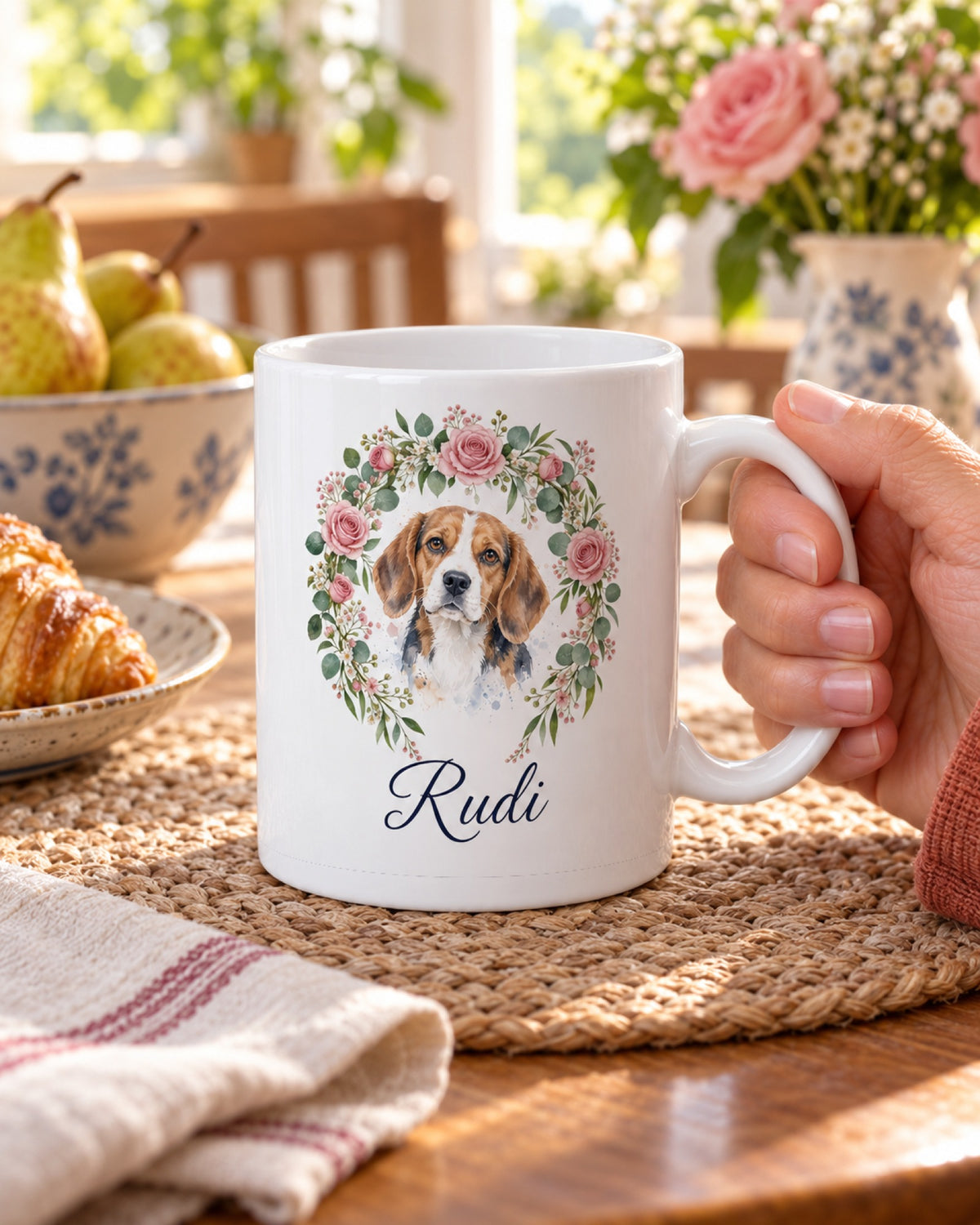 Blütenkranz-Tasse mit Beagle und Namen beim Frühstück