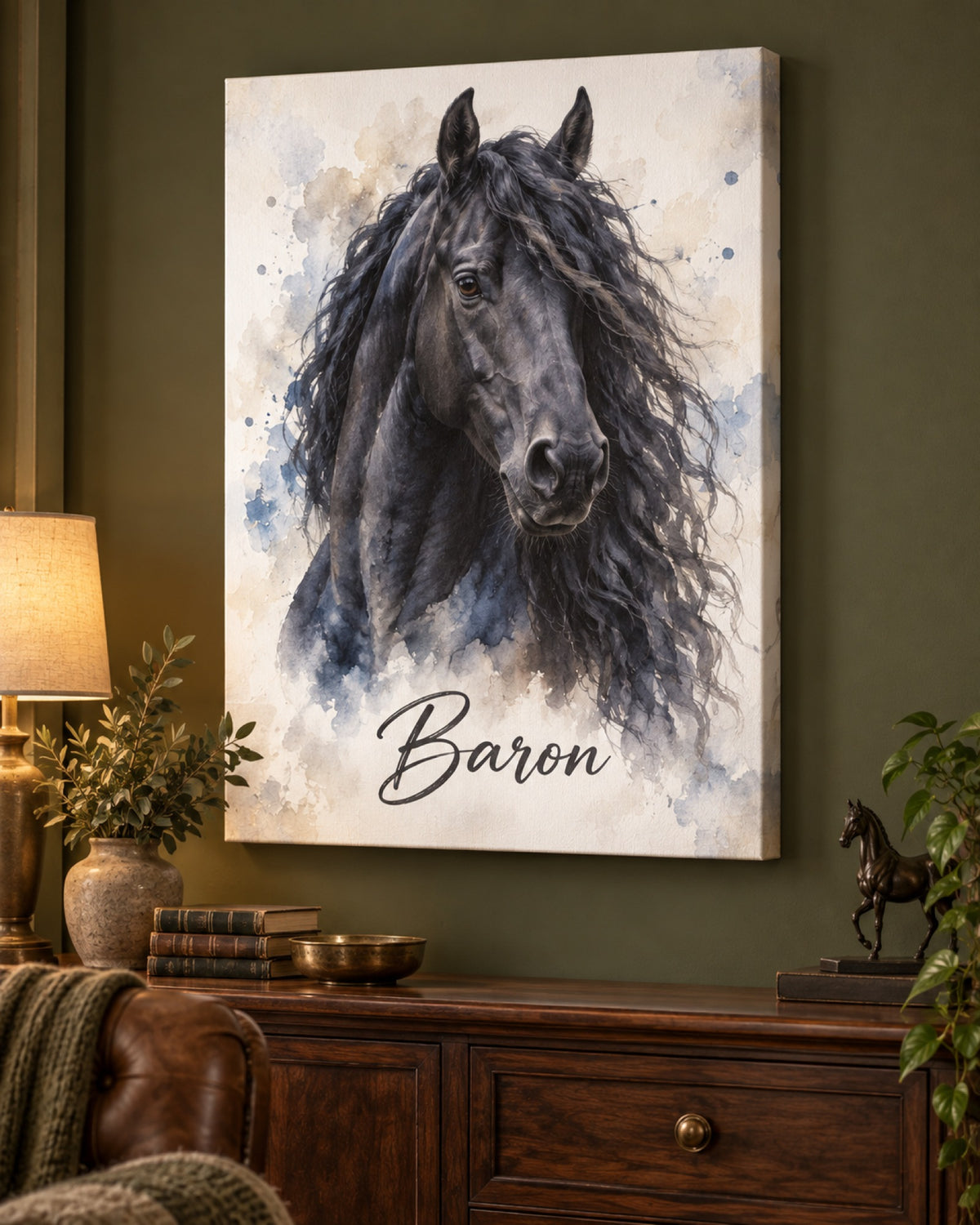 Leinwand mit schwarzem Friesen mit langer Mähne als Aquarell und Namen Baron an der Wohnzimmerwand