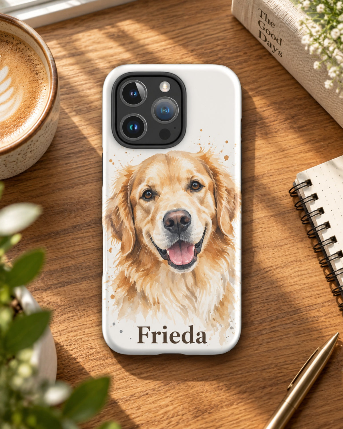 iPhone-Hülle mit Golden Retriever im Aquarell-Stil und Namen Frieda, das Handy liegt neben Kaffee auf dem Holztisch