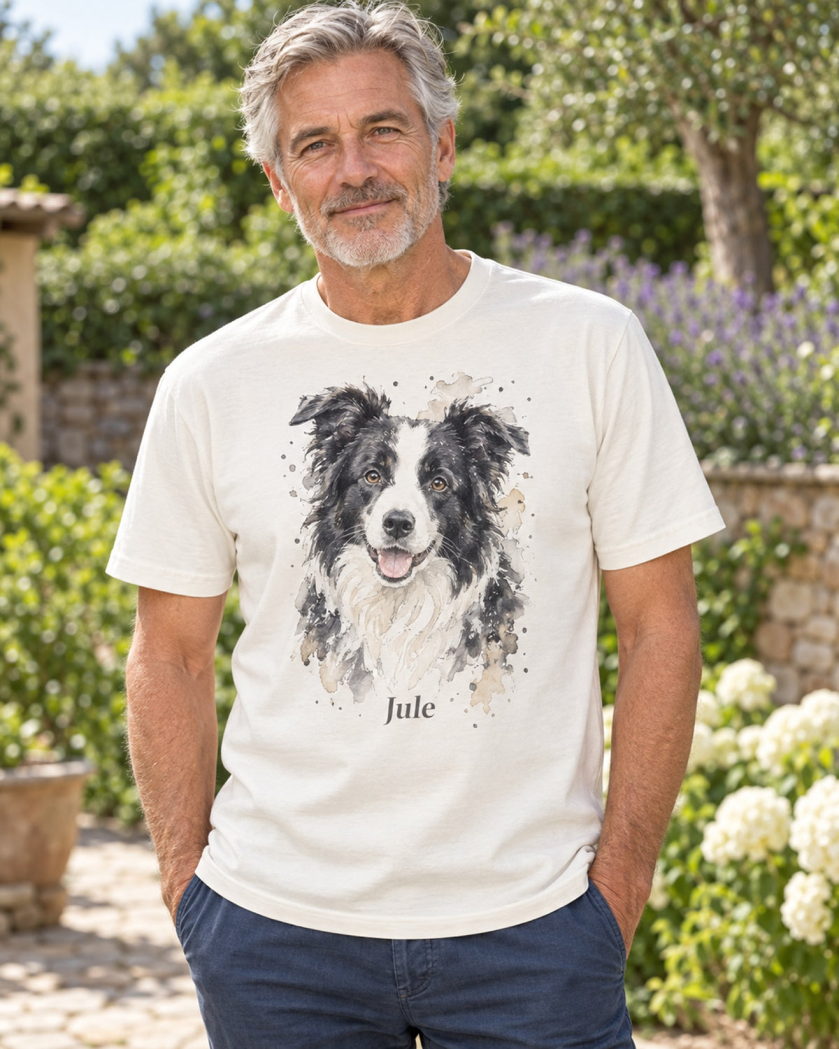 Älterer Mann im Garten trägt ein T-Shirt in Creme mit Border Collie Jule im Sketch-Stil auf der Brust