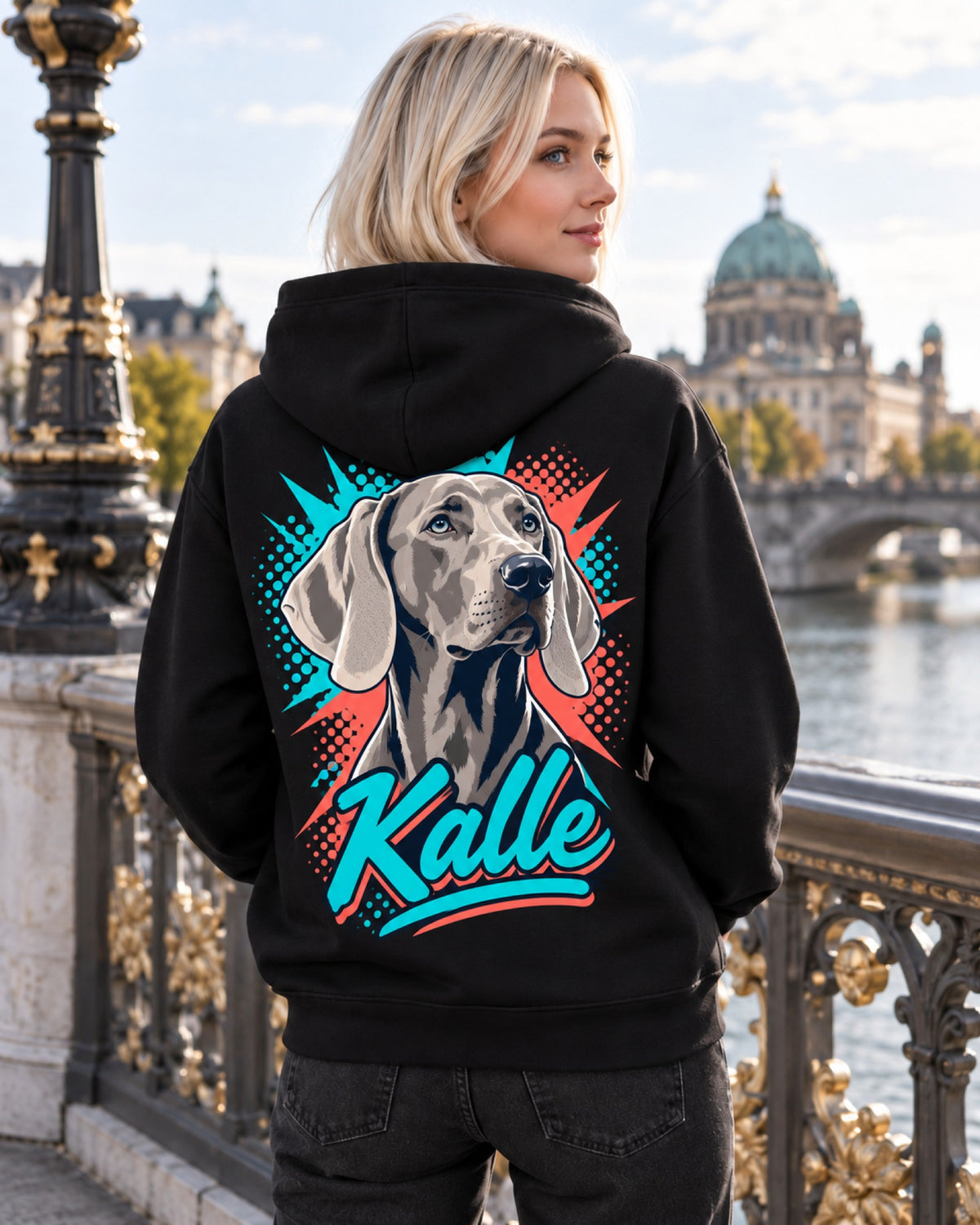 Rückenansicht schwarze Sweatjacke mit Weimaraner-Portrait im Pop-Art-Stil und Namen Kalle