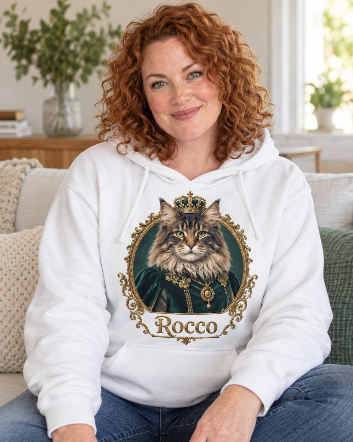 Frau im weißen Hoodie mit Maine-Coon-Portrait im Royal-Stil und Namen Rocco
