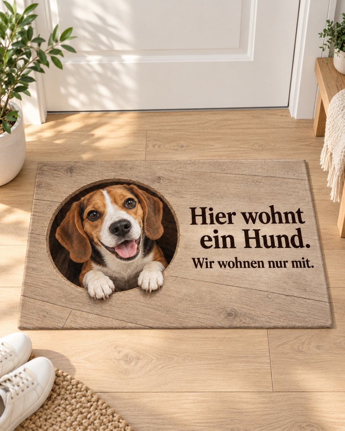 Fußmatte „Hier wohnt ein Hund. Wir wohnen nur mit.“ mit Beagle im hellen Flur vor der Wohnungstür