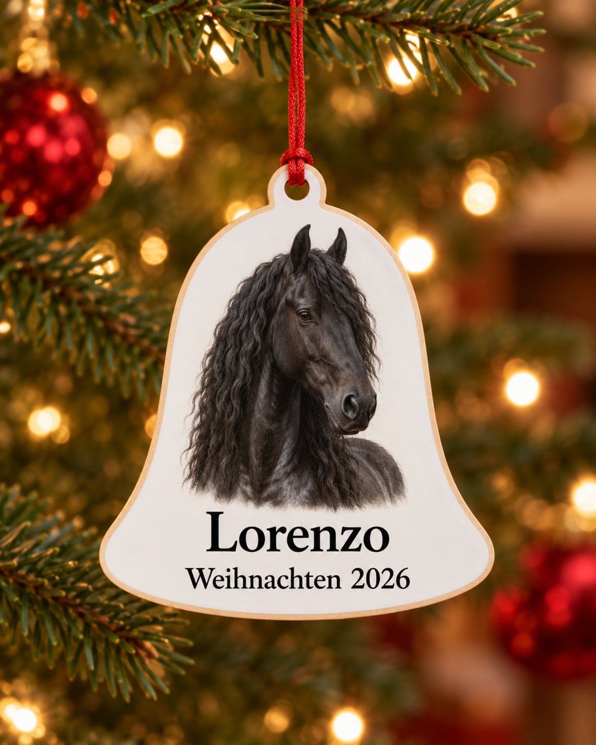 Holzanhänger als Glocke mit Friese als Pferdeportrait, Namen Lorenzo und Weihnachten 2026 am Baum
