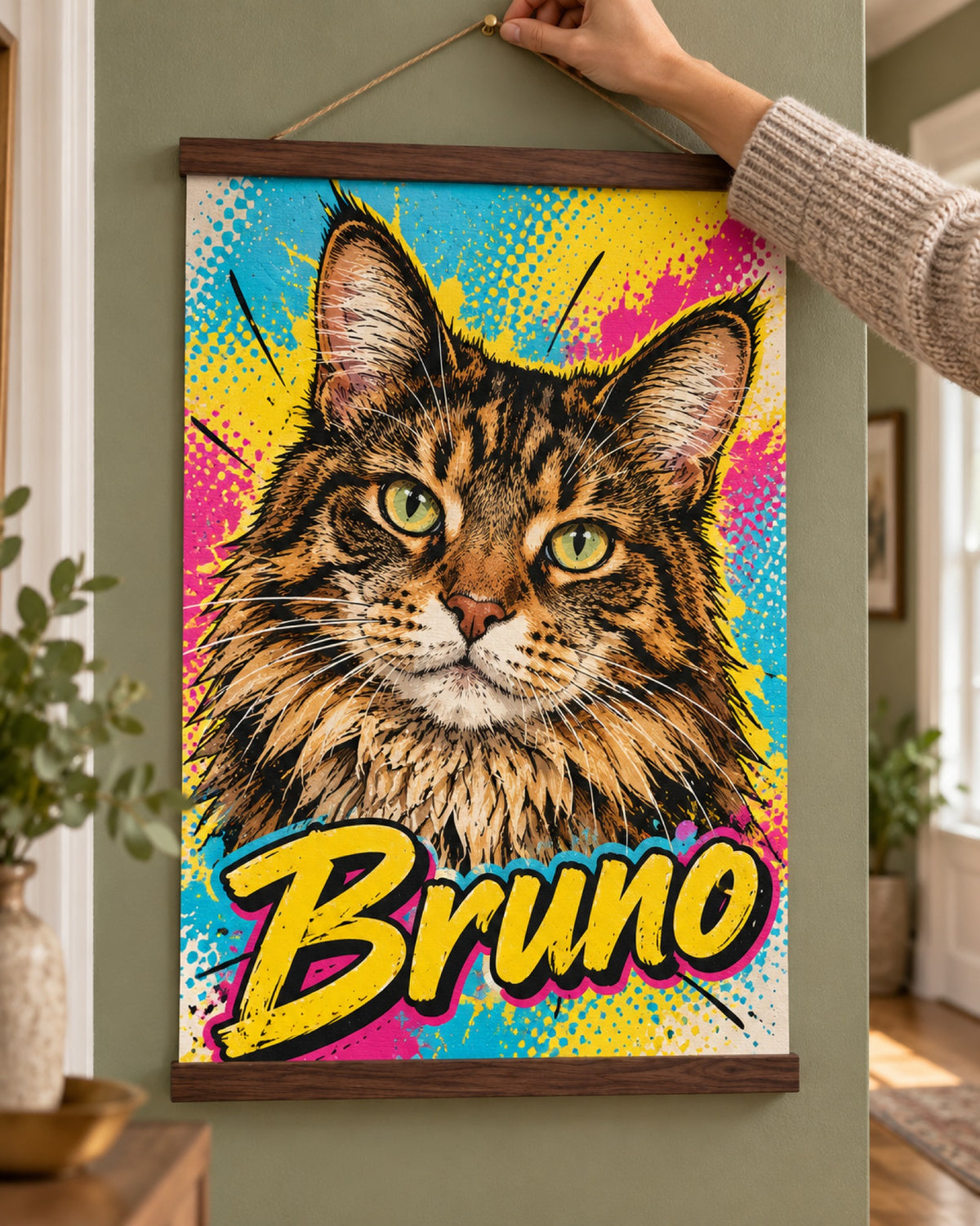 Katzenportrait als Poster mit Holzleiste, Maine Coon im Pop-Art-Stil mit Namen Bruno wird an die Wand gehängt