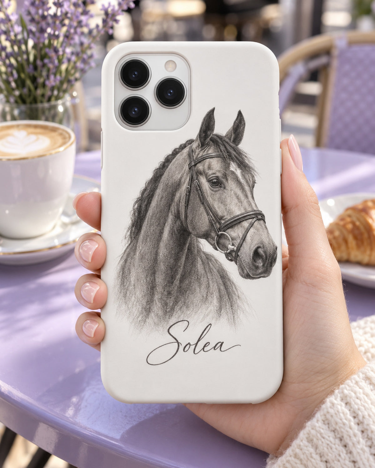 iPhone-Hülle mit Pferd als Bleistiftzeichnung und Namen Solea