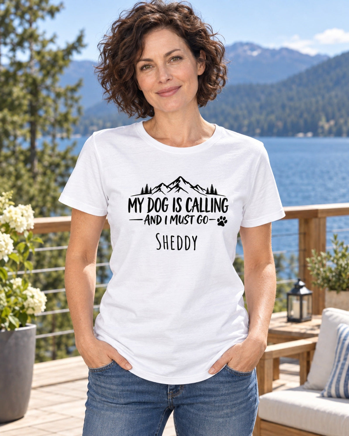 Frau im weißen T-Shirt „My dog is calling and I must go“ am See