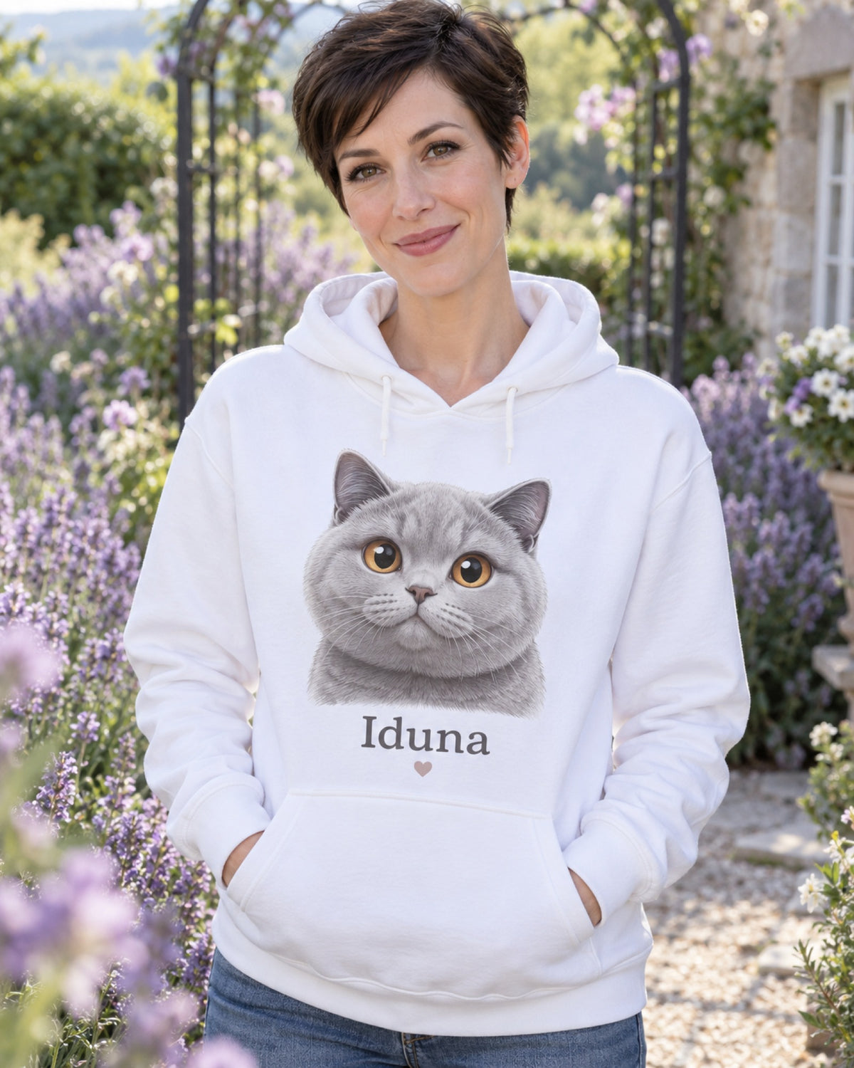 Frau im weißen Hoodie mit Britisch-Kurzhaar-Portrait und Namen Iduna im Garten