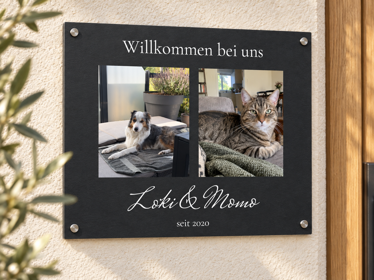 Fotoschild in Anthrazit mit Hund Loki und Katze Momo an einer Haustür