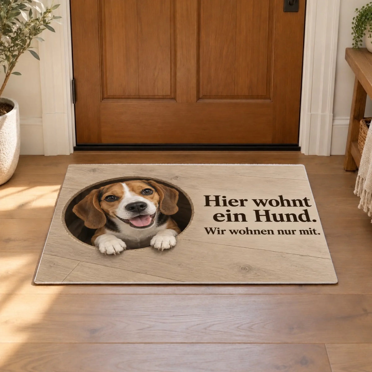 Fußmatte „Hier wohnt ein Hund. Wir wohnen nur mit.“ im Flur vor der Holztür