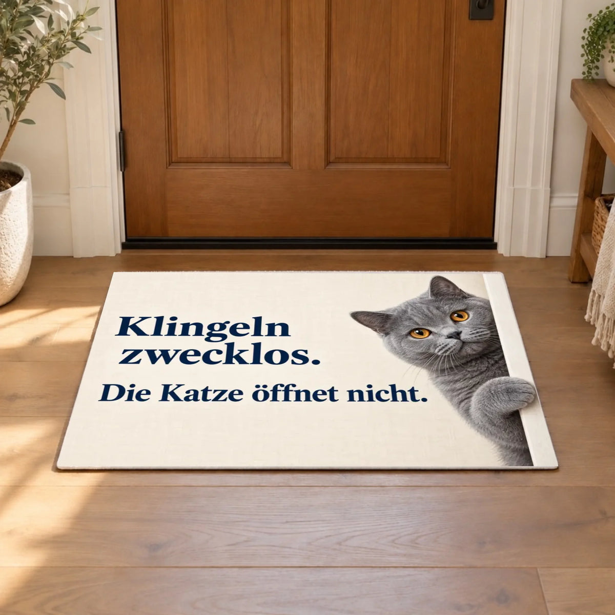 Fußmatte „Klingeln zwecklos. Die Katze öffnet nicht.“ im Flur vor der Holztür