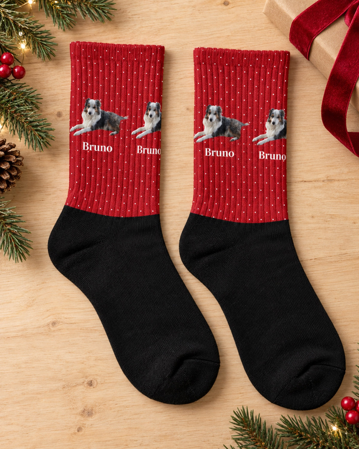 Foto-Socken mit Hund Bruno und Namen auf weihnachtlichem Rot, flach auf Holz