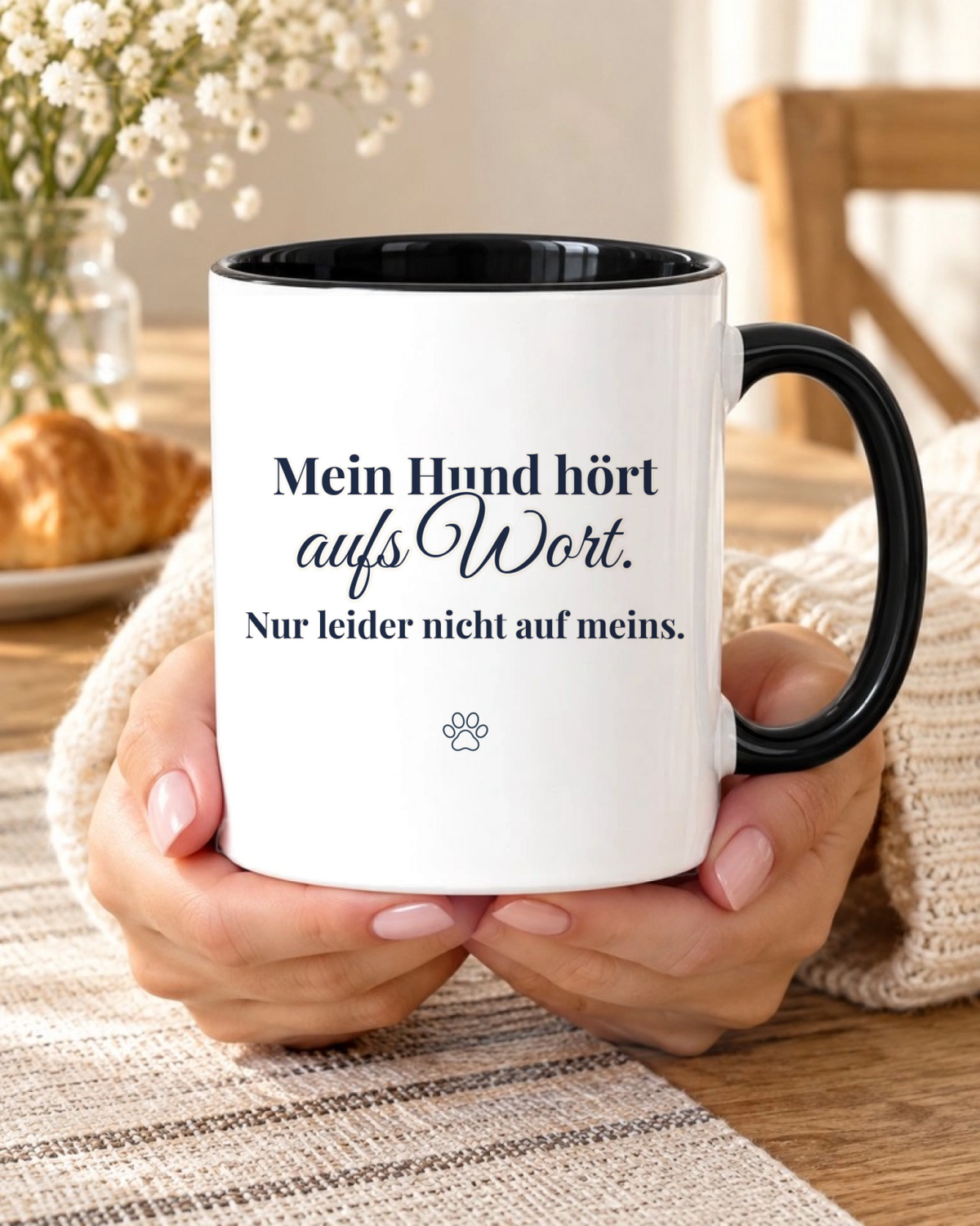 Spruchtasse für Hundemenschen, Akzenttasse mit schwarzer Innenseite am Frühstückstisch