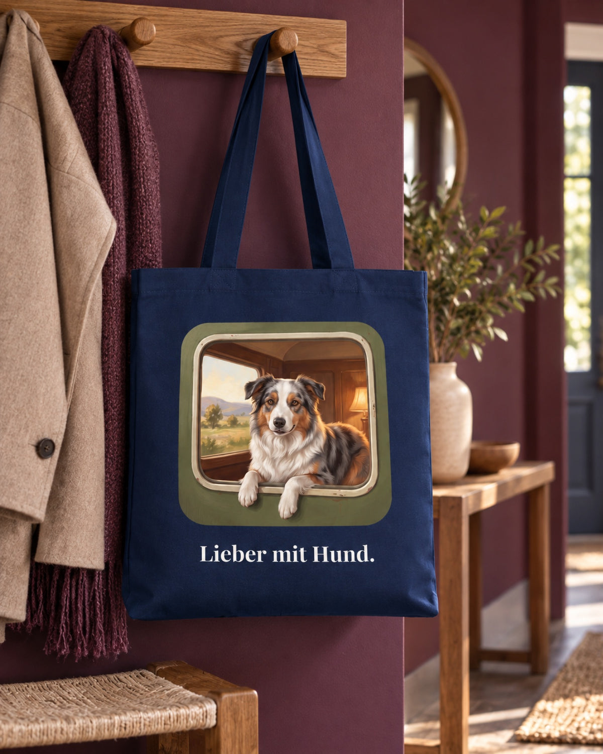 Marineblaue Stofftasche Lieber mit Hund mit Australian Shepherd im Zugfenster an einer Garderobe in einem pflaumenfarbenen Eingangsloft