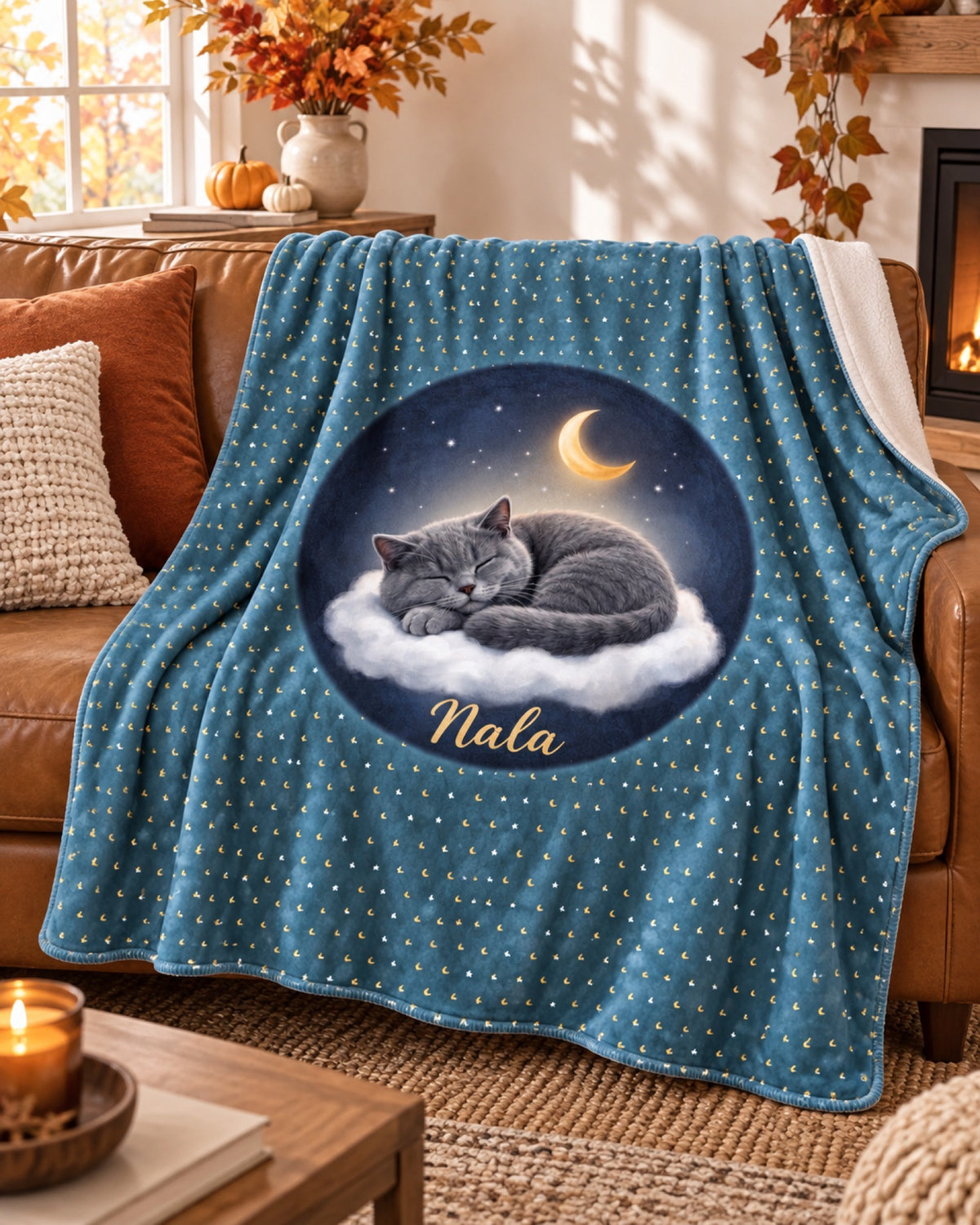 Fleecedecke Schlummertraum mit Britisch Kurzhaar Nala auf einem cognacfarbenen Sofa im Herbst