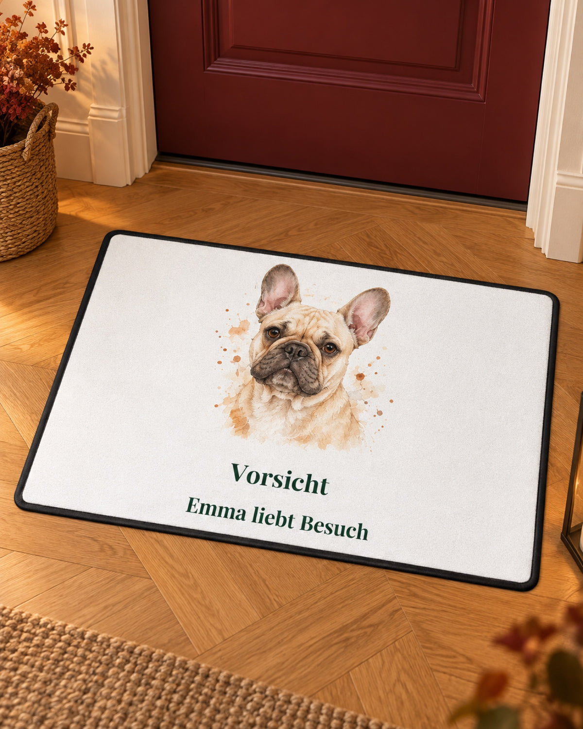 Personalisierte Fußmatte mit Französischer Bulldogge Emma im gemütlichen Wohnungseingang im Herbst