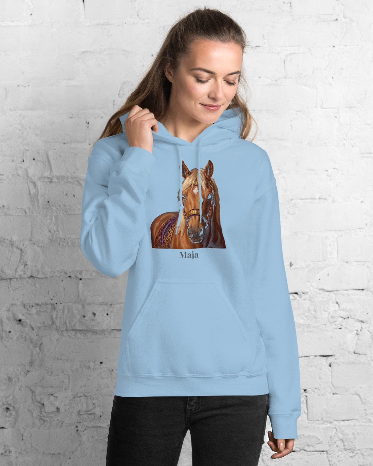 Hoodie in Hellblau mit Portrait von einem Haflinger im Stil Royal und dem Namen Maja, getragen von einer Frau