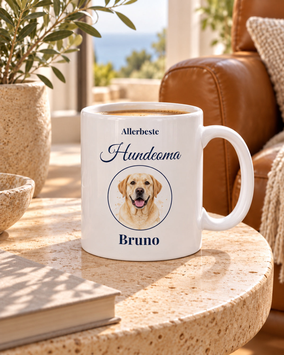 Weiße Hundeoma Tasse mit Labrador Bruno auf einem Travertintisch neben einem Ledersessel