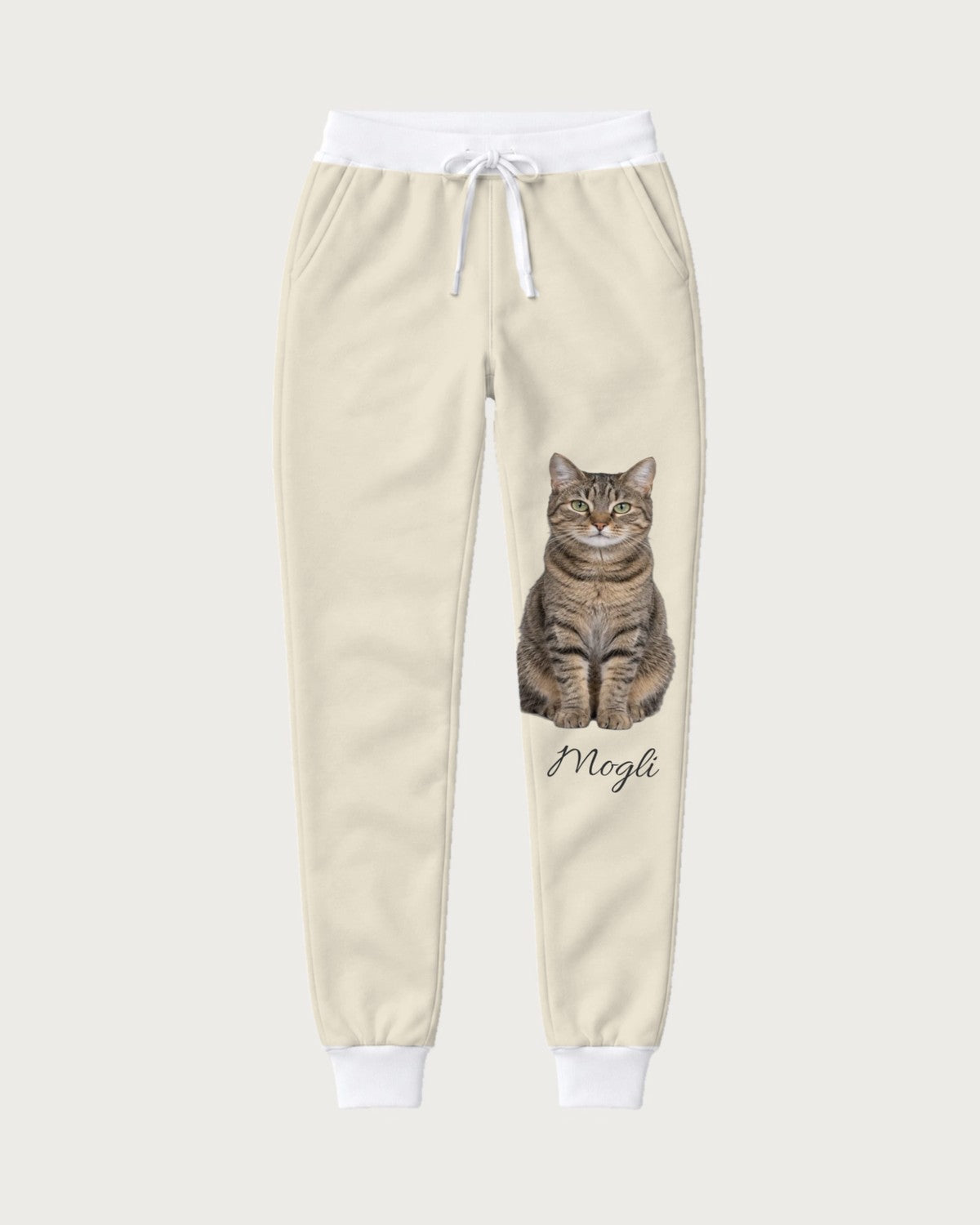 Jogginghose Statement mit großem Katzenportrait und Namen: Ansicht der ganzen Hose