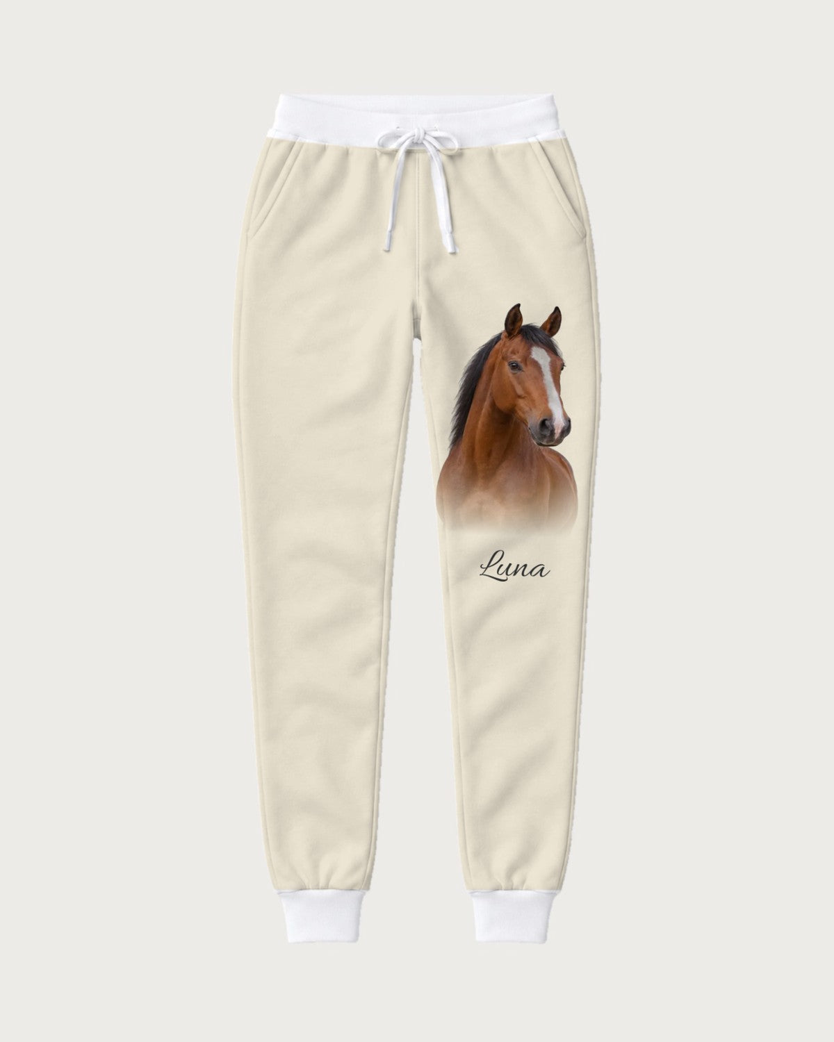 Pantalón de chándal Statement con gran retrato del caballo y nombre: vista completa del pantalón