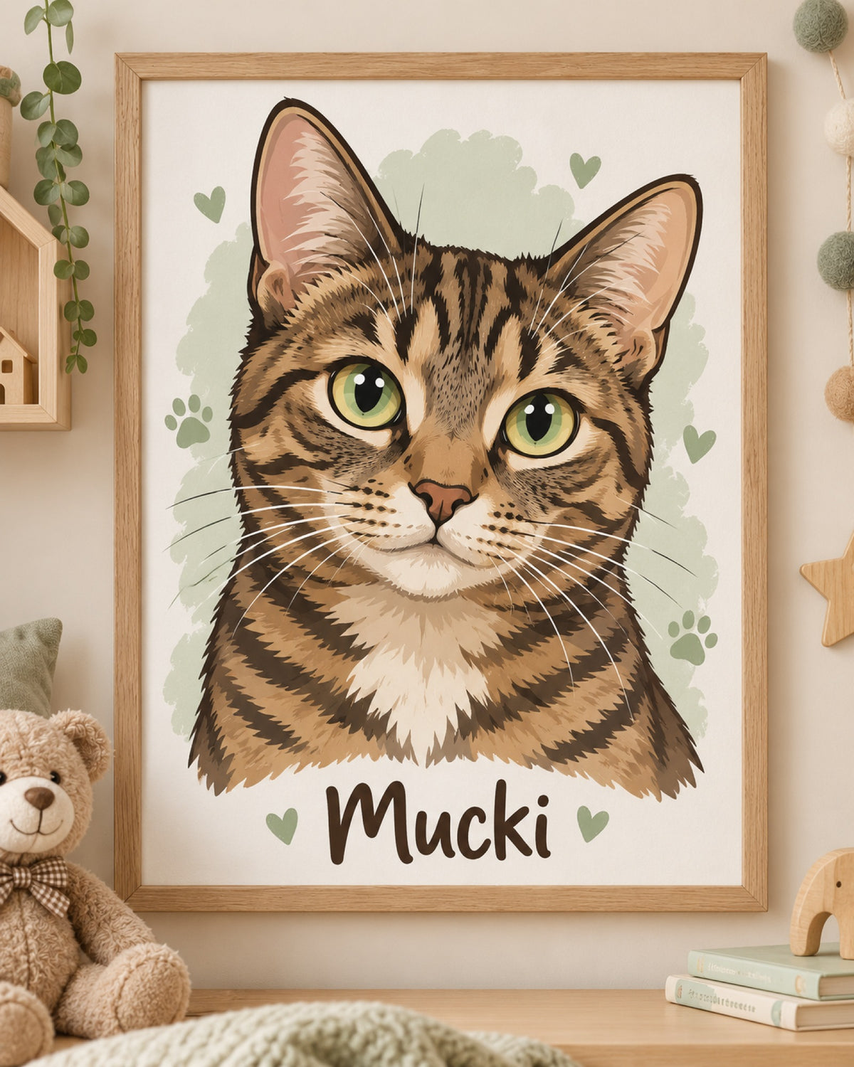Katzenportrait als Poster im hellen Holzrahmen, Tigerkatze im Cartoon-Stil mit Namen Mucki, im Kinderzimmer mit Teddybär