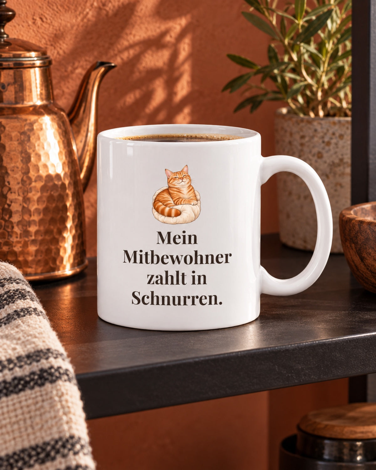 Weiße Keramiktasse Katzentasse mit Spruch: Mein Mitbewohner zahlt in Schnurren. auf einem schwarzen Küchenregal