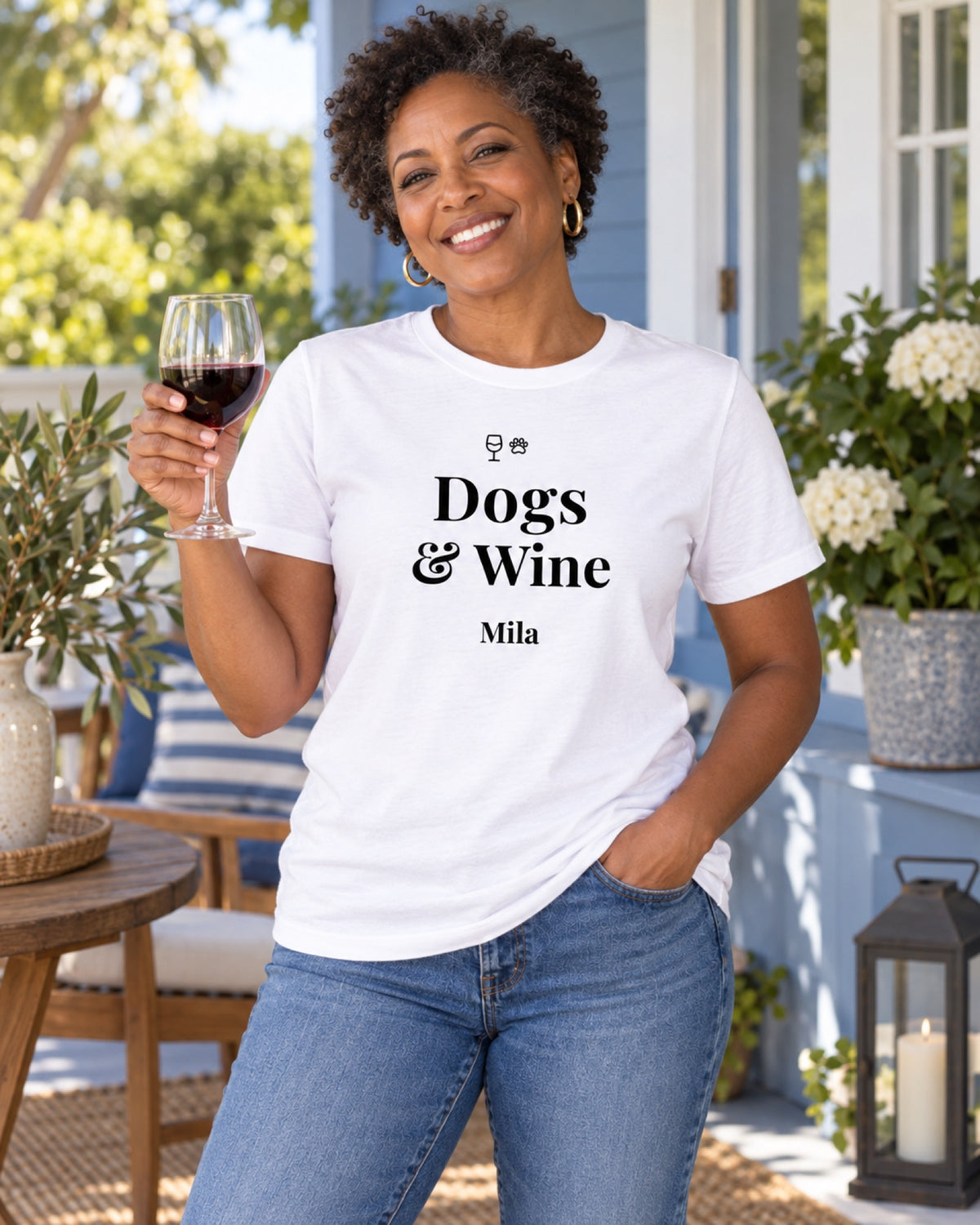 Frau im weißen Dogs and Wine T-Shirt mit Beispielname Mila auf einer blauen Veranda