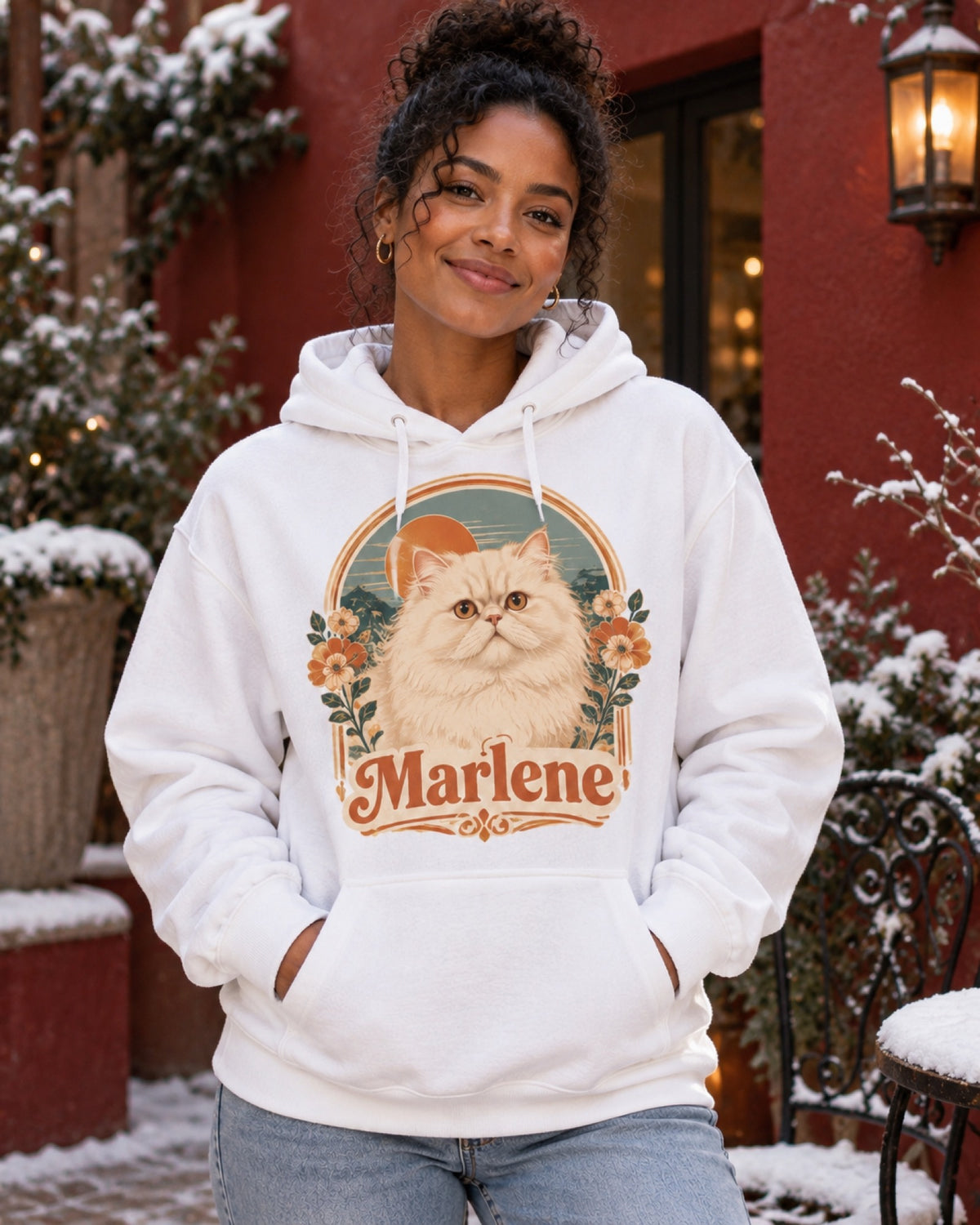 Frau im weißen Hoodie mit Perserkatze Marlene als Retroportrait im dunkelroten Winterinnenhof
