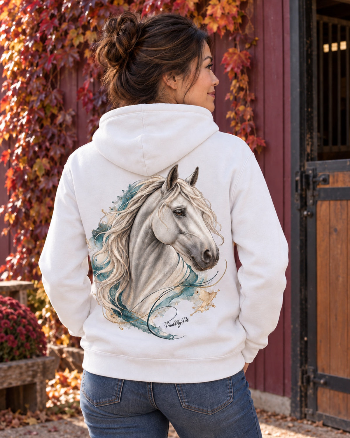 Rückenansicht eines weißen PrintMyPet Edition Pferd Hoodies mit festem Schimmelmotiv an einer purpurfarbenen Herbststallwand