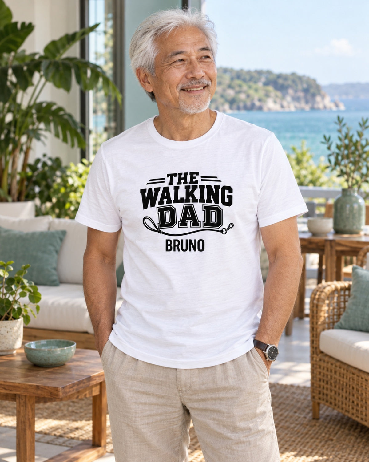 Mann im weißen The Walking Dad T-Shirt mit Beispielname Bruno im meergrünen Sommerwohnzimmer