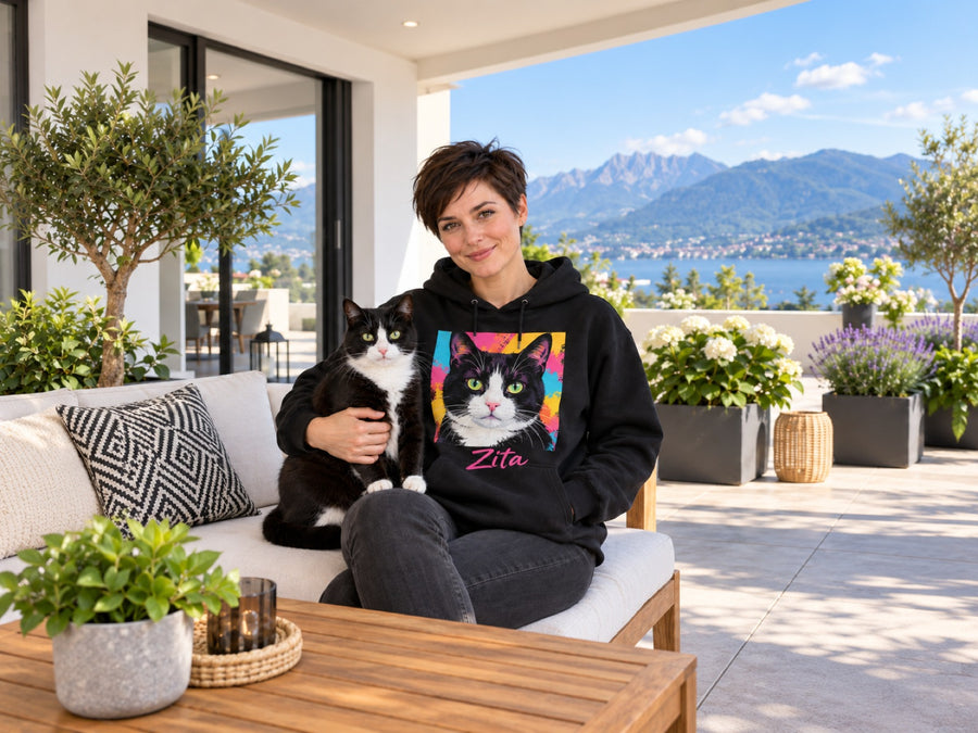 Frau im Hoodie mit Pop-Art-Katzenportrait und Namen Zita mit ihrer Katze