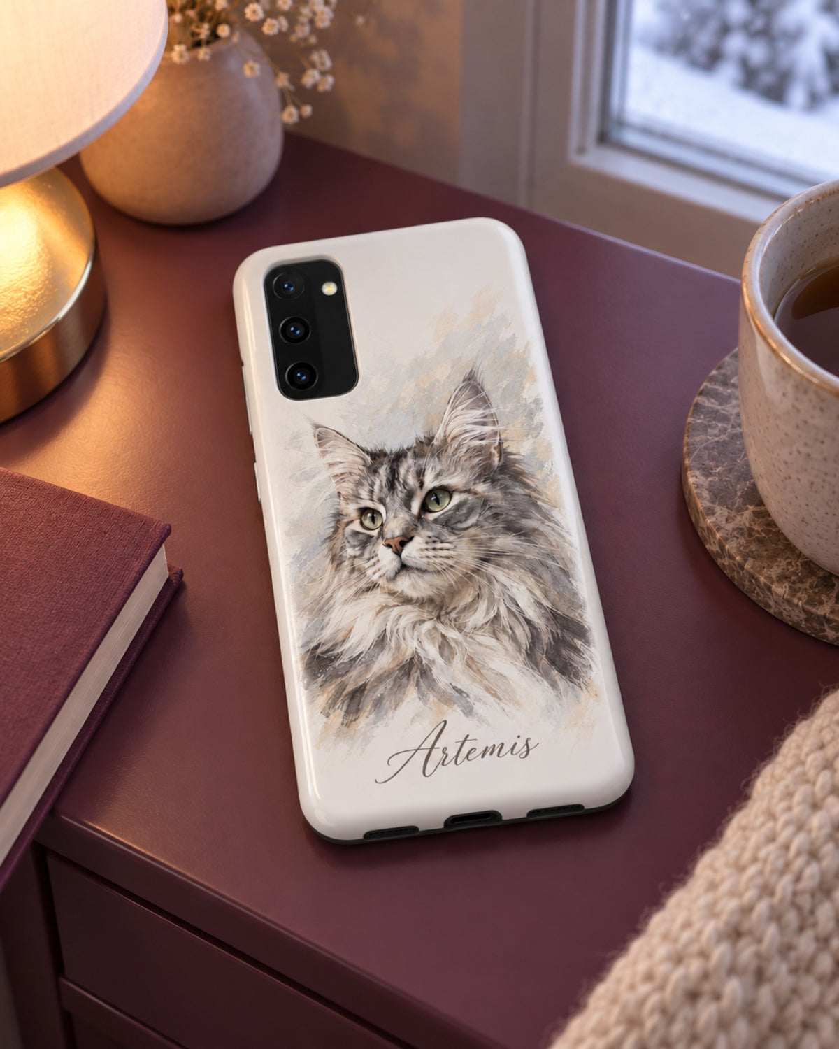 Samsung Galaxy S20 Hülle mit Maine-Coon-Katze als Aquarell und Namen Artemis auf einem pflaumenfarbenen Nachttisch bei Winterlicht