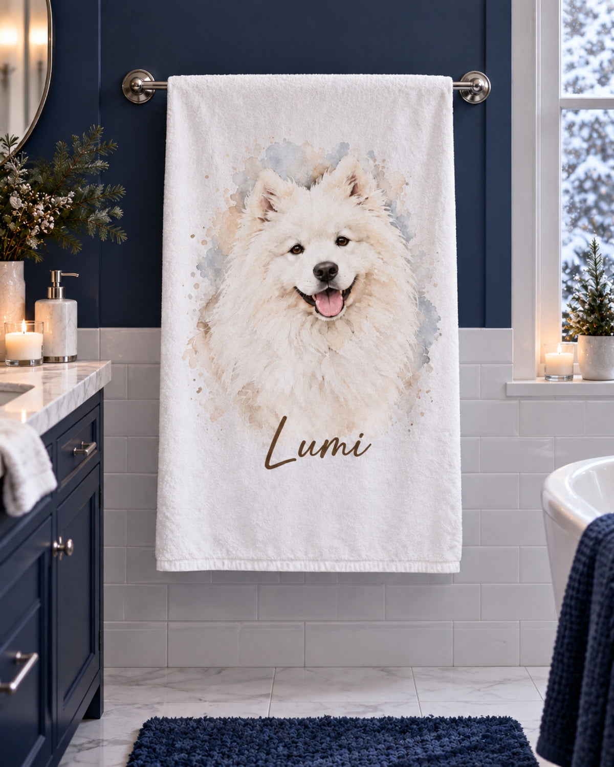 Badetuch mit Samojede im Aquarell-Stil und Namen Lumi auf einem dunkelblauen Badezimmer mit weißen Fliesen im Winter