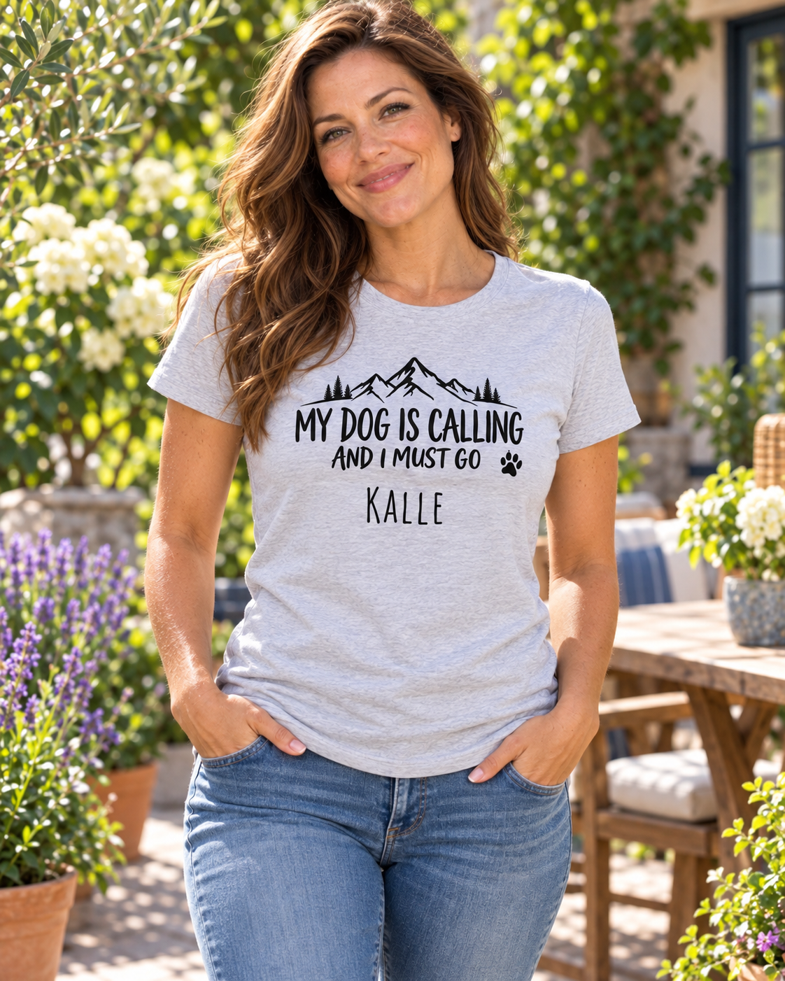 My Dog Is Calling: T-Shirt, Hoodie oder Sweatshirt mit Namen deines Hundes – getragen von einer Frau