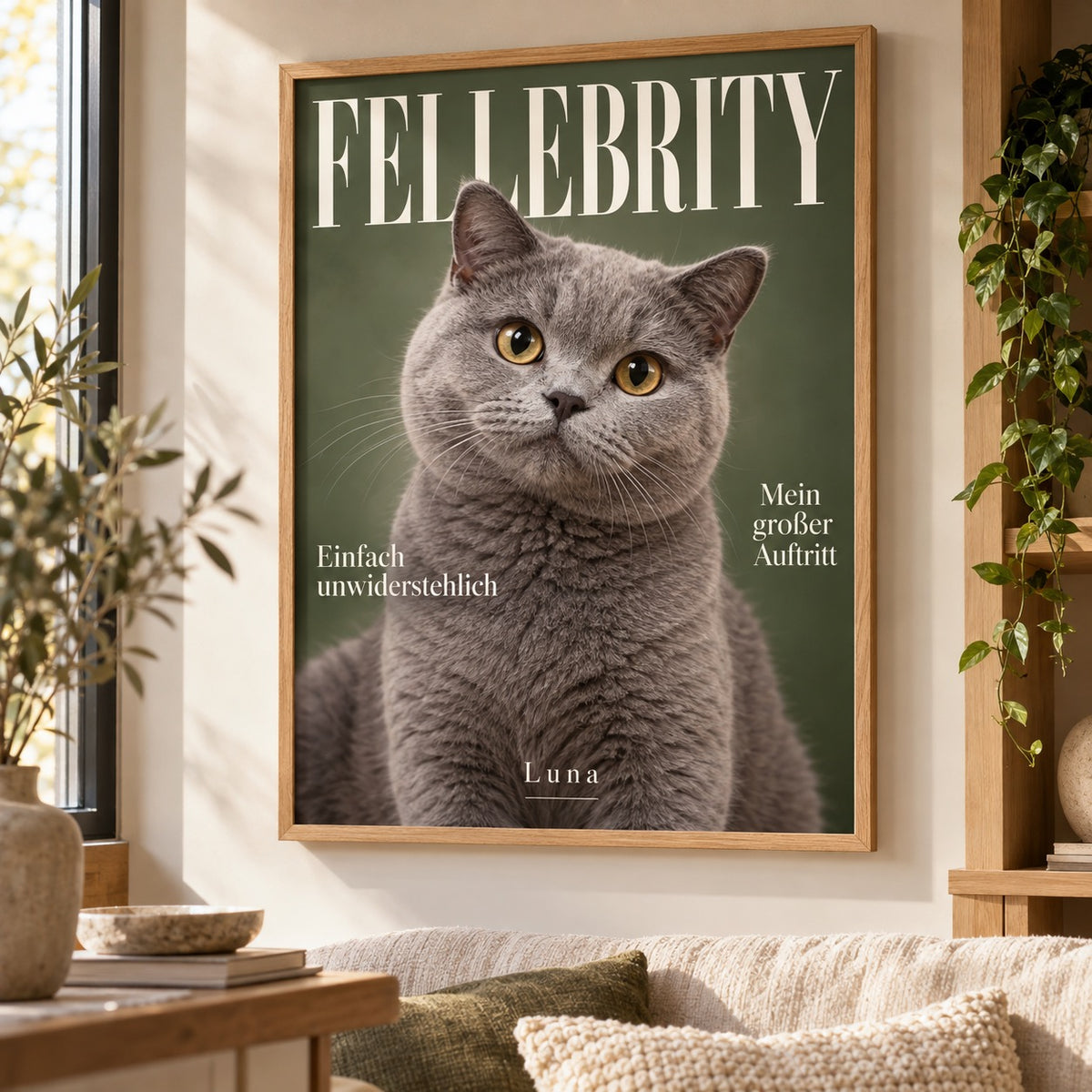 Poster im Holzrahmen als FELLEBRITY Magazin-Cover mit Britisch Kurzhaar Katze im Wohnzimmer