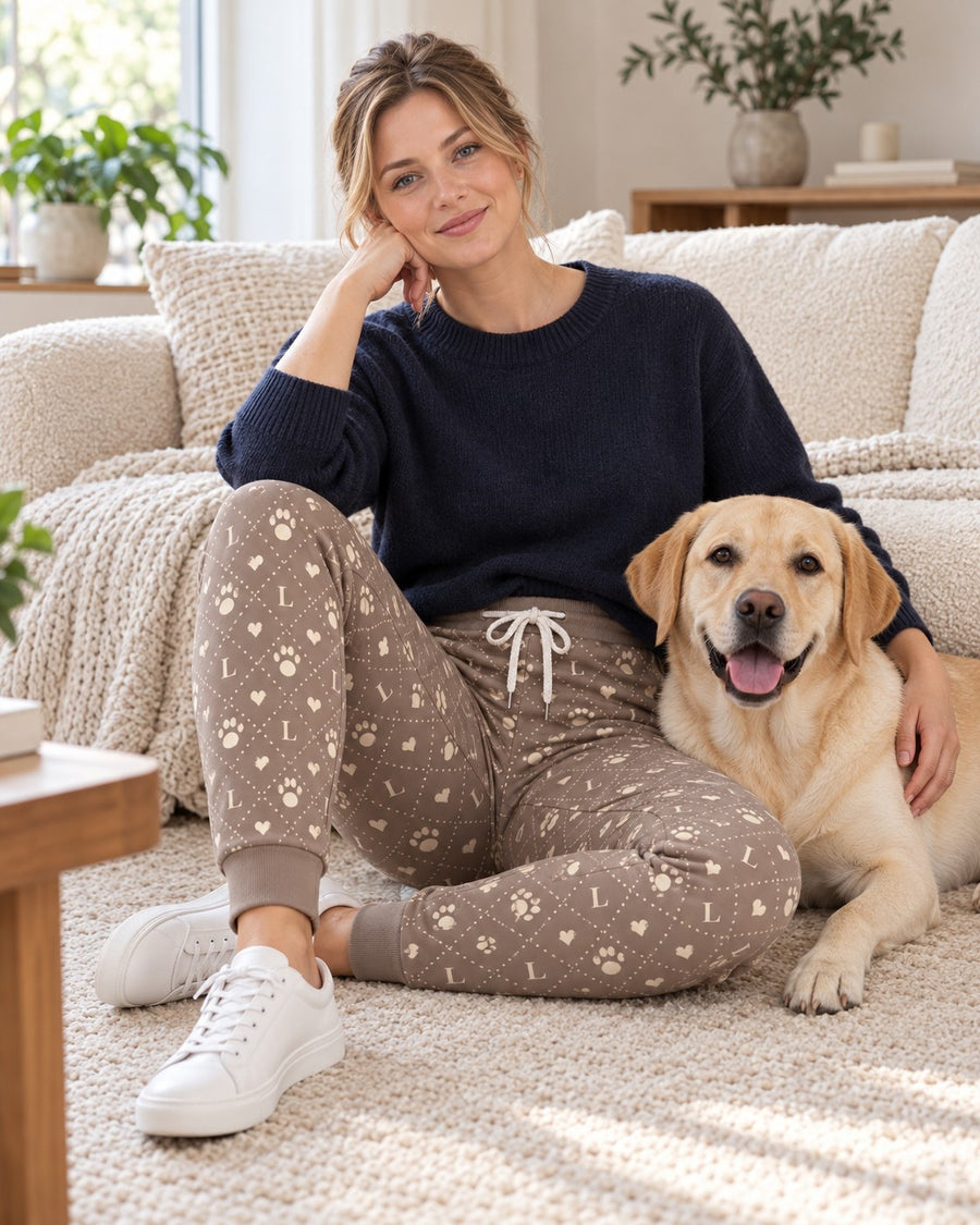 Personalisierte Jogginghose Monogramm mit Initiale des Hundes, getragen auf dem Sofa, Hund Luna