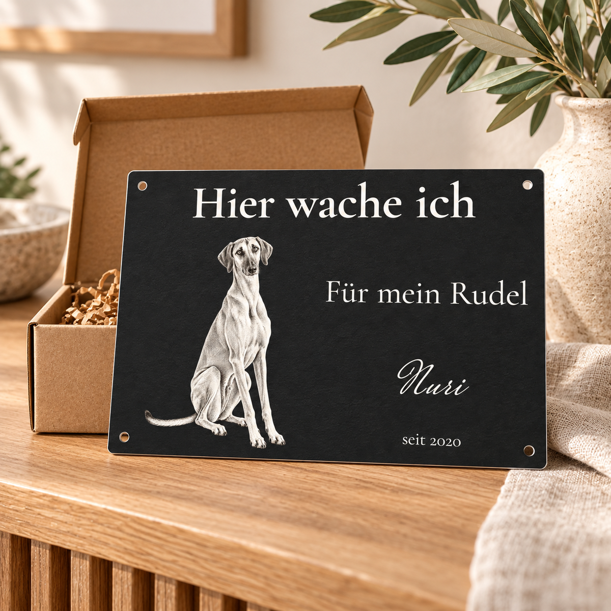 Gestaltungsbeispiel Nachtwache mit Nuri neben einer Geschenkbox; Geschenkverpackung nicht enthalten