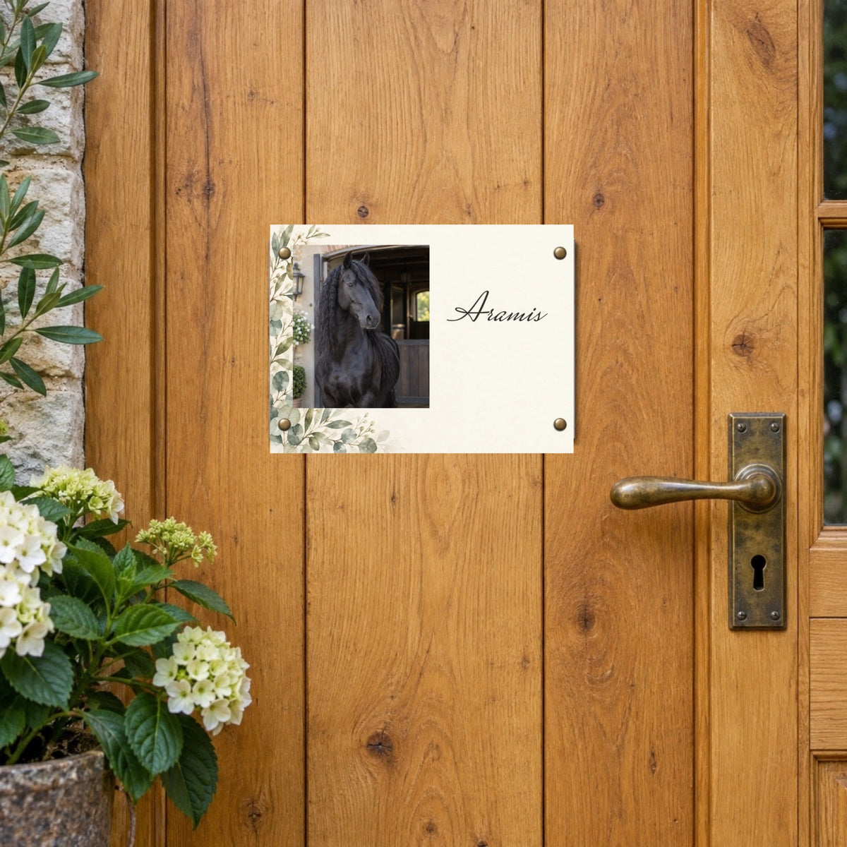 Pferde-Türschild mit Aramis an einer Holztür