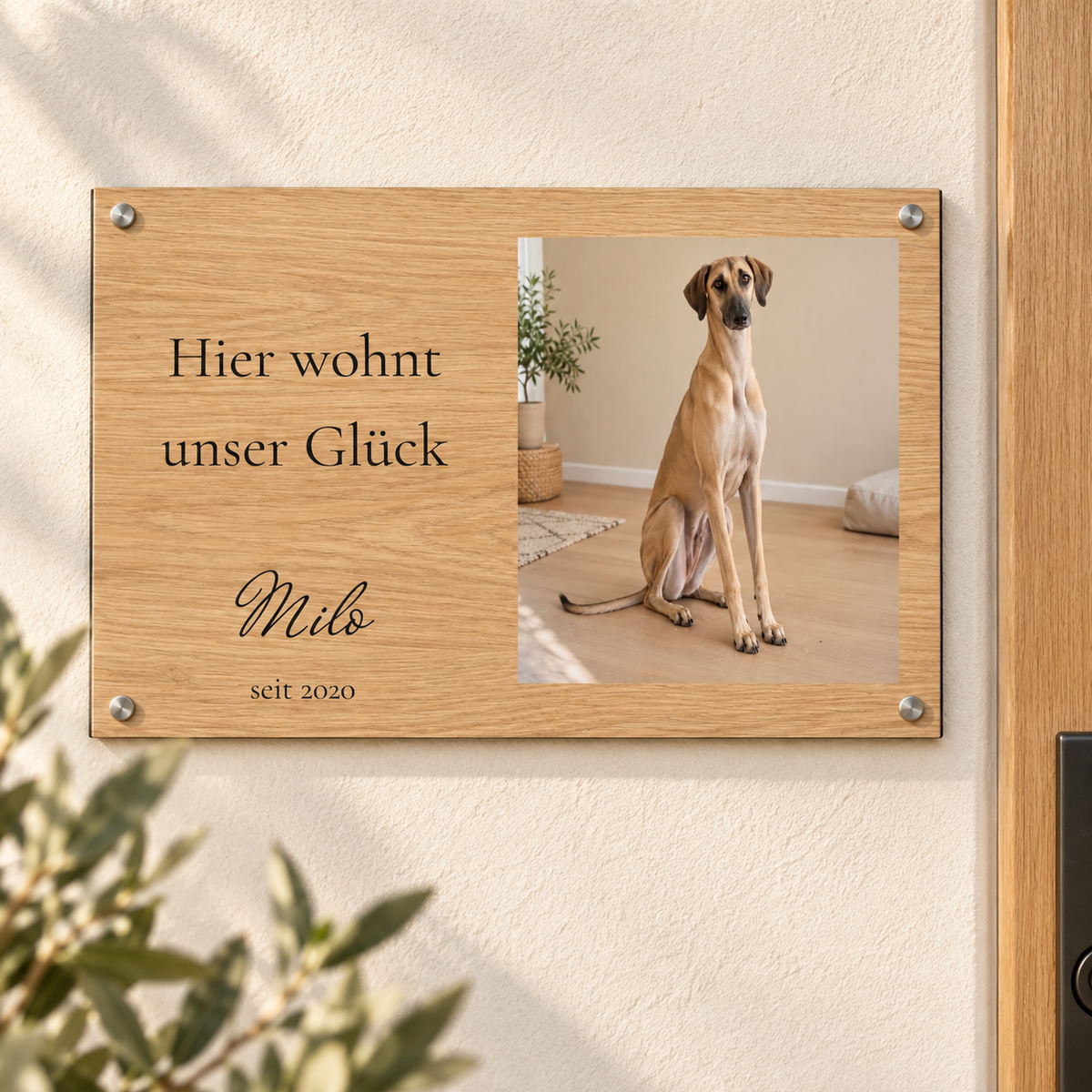 Foto-Türschild in heller Eichenoptik mit Milo, Namen und Wunschtext an der Haustür